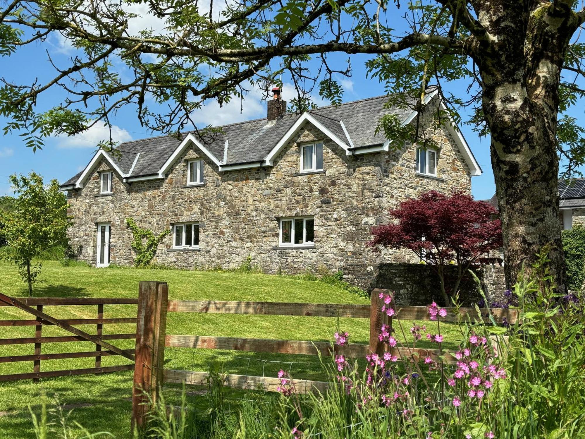 Maesyfelin Isaf B&B Llanybydder Экстерьер фото